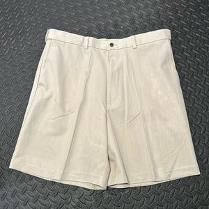 Haggar Mens Sports Tan Brown shorts Size 42 waist, 100% Polyester.